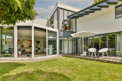 Comment intégrer parfaitement une véranda à une maison existante ?
