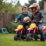 Jeune garçon en équipement motocross avec moto PeeWee 50